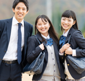 笑顔で並ぶ学生と先生