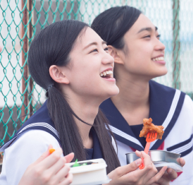 食事を楽しむ学生