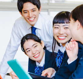 教室で笑顔を見せる学生