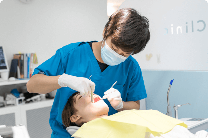 京都市右京区西院の矯正歯科 いろは歯科西院のドクターが矯正相談に来られたお客様の口腔内チェックをしている