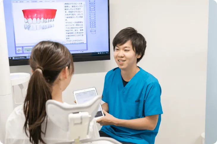 京都市右京区西院の矯正歯科 いろは歯科西院のドクターが矯正相談のカウンセリングをしている