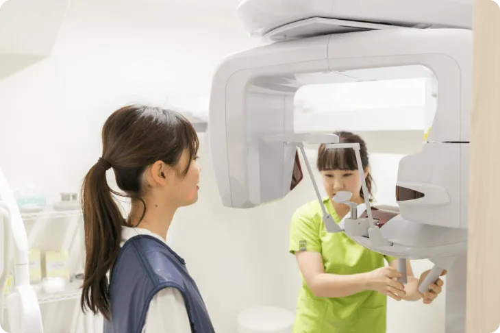 京都市右京区西院の矯正歯科 いろは歯科西院の歯科衛生士が矯正相談のレントゲン撮影をしている