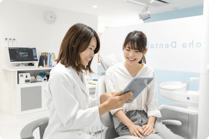 京都市右京区西院の矯正歯科 いろは歯科西院のドクターがインビザライン治療の説明をしている