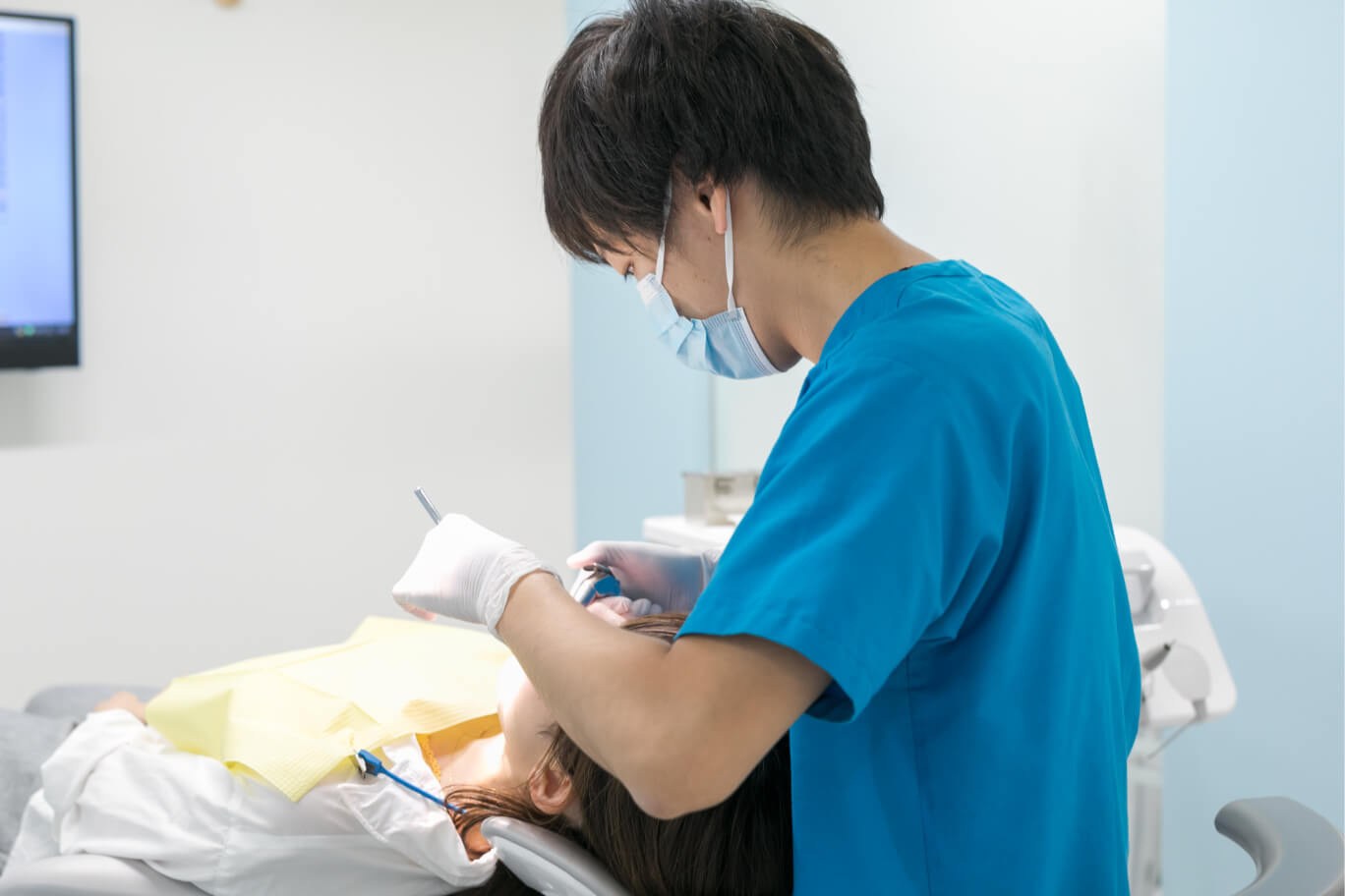 京都市右京区西院の矯正歯科 いろは歯科西院のドクターがインビザラインの治療をしている