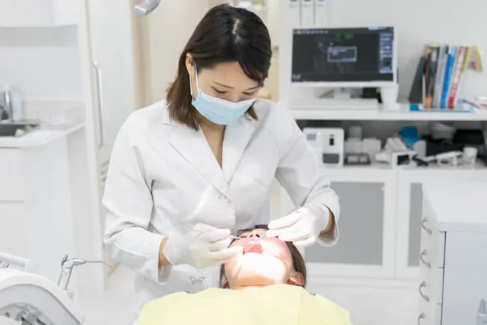 京都市右京区西院の矯正歯科 いろは歯科西院のドクターがインビザラインの治療をしている