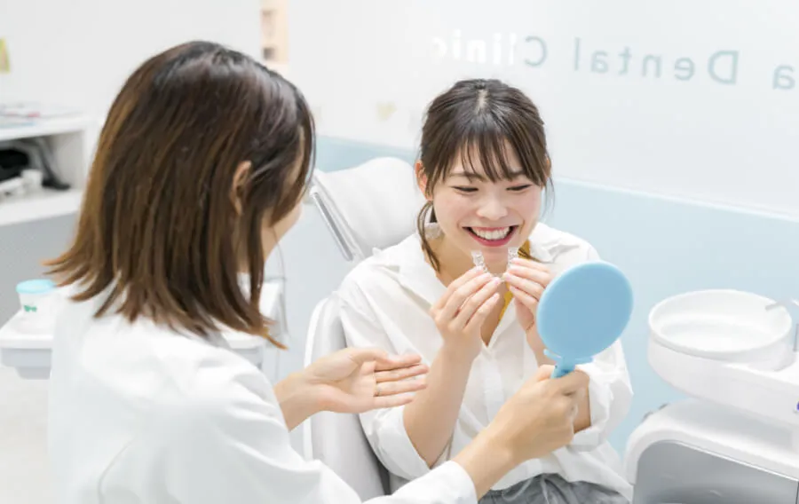 矯正歯科(インビザライン)相談に来たお客様にドクターがアライナーの説明をしている